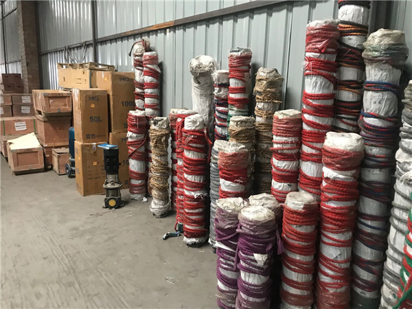 西安潛(qian)水泵廠家庫房(fang)